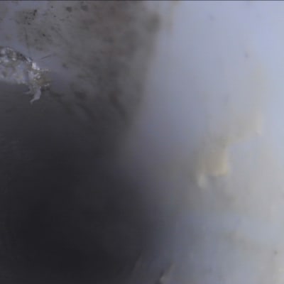 צילום פנים צינור עם סימני נזק