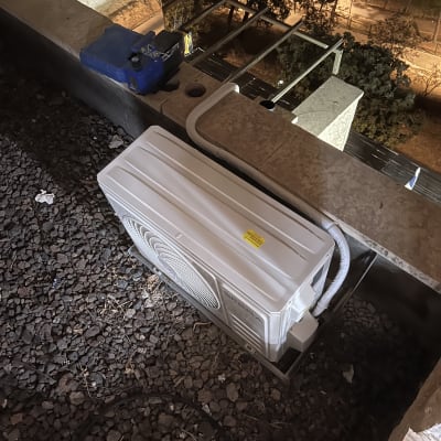 יחידת מיזוג אוויר חיצונית מותקנת על גג עם אבנים