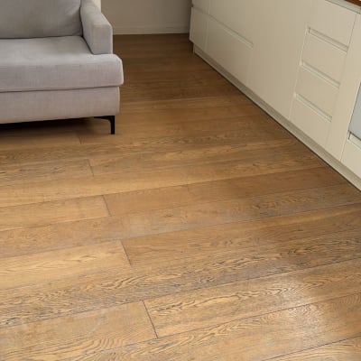 רצפת עץ במטבח עם ספה אפורה