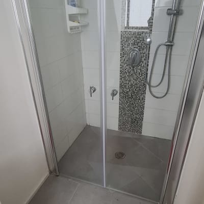 מקלחון עם מדף מוצרים, ראש מקלחת ודלת זכוכית