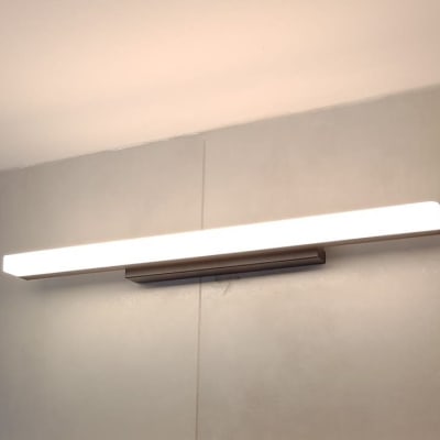 מנורת קיר מוארכת מותקנת על קיר