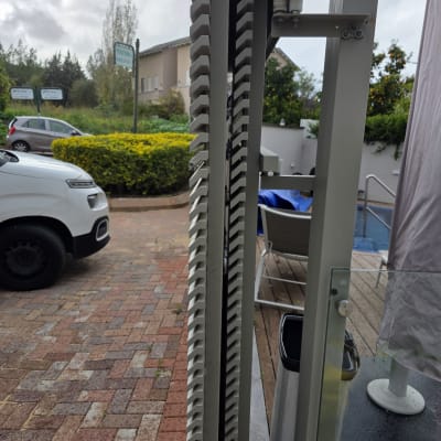 שער חשמלי עם רכיבים מכניים בחוץ