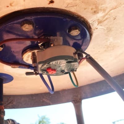 חיבורים חשמליים בתחתית דוד שמש