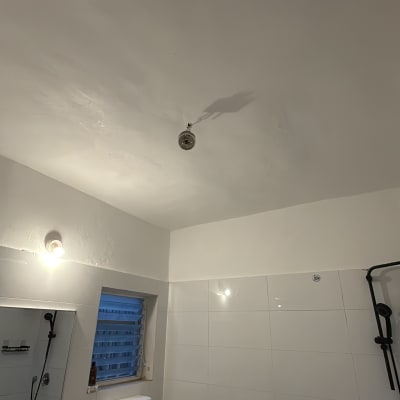 חדר אמבטיה עם קירות ותקרה צבועים