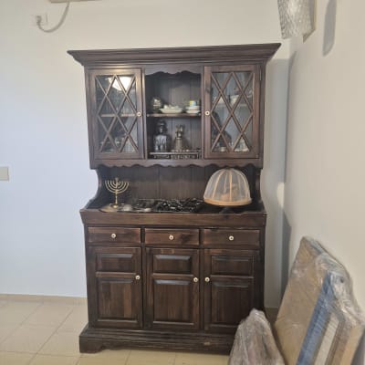 ארון עץ עם חפצים, מנורה ומזגן על הקיר