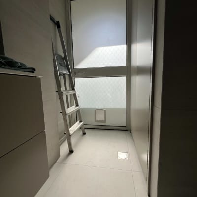 דלת אלומיניום עם חלון זכוכית מט