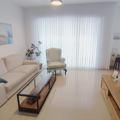 וילון לבן ארוך מכסה חלון גדול בסלון