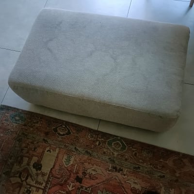 כרית ספה על רצפה עם שטיח צבעוני