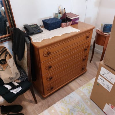 קופסאות קרטון על הרצפה ליד שידה