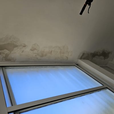 חלון עם תריסים סגורים ומסגרת מתכתית