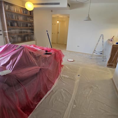 חדר עם כיסוי ניילון, סולם וכלי צביעה