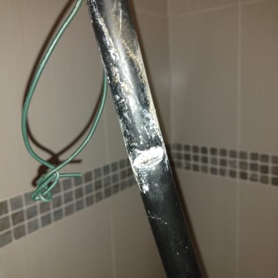 צינור שחור עם חוט ירוק קשור