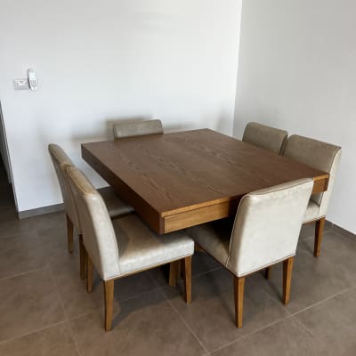 שולחן עץ עם שישה כיסאות מרופדים