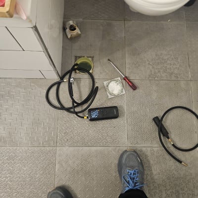 בדיקת לחות ורטיבות בחדר רחצה באמצעות ציוד מדידה וצינורות לחץ