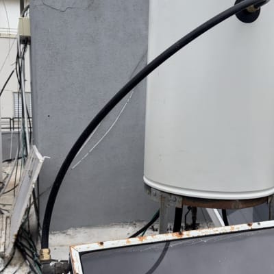 דוד שמש עם צינור מחובר וקולטן סולארי