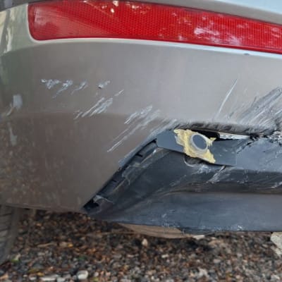 נזק לפגוש אחורי של רכב עם שריטות ושברים