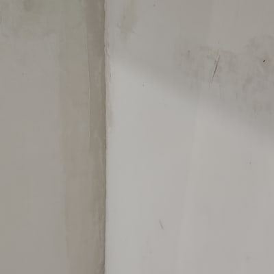 קיר עם סימני רטיבות ותיקונים