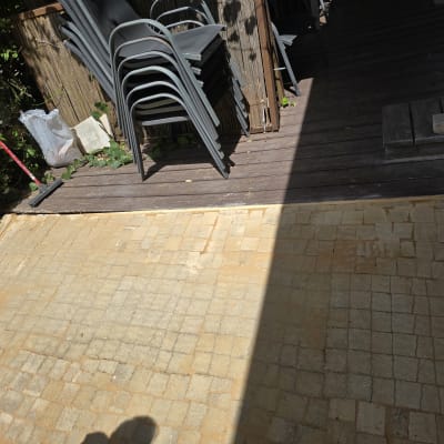 ריצוף חצר עם כיסאות מוערמים בצד