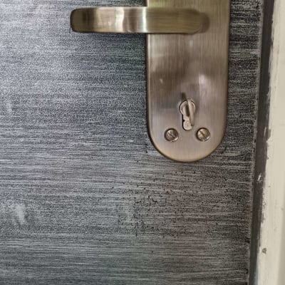 ידית ודלת עם מנעול וברגים