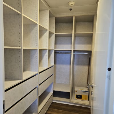 ארון בגדים עם מדפים ומגירות לאחסון