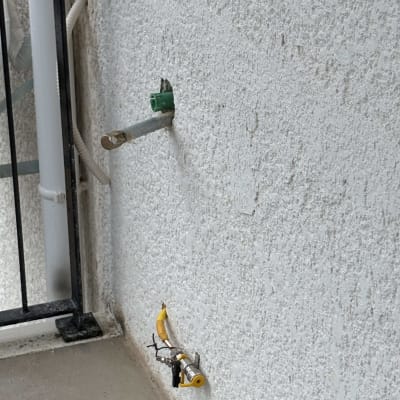 צינור וחוט חשמל מותקנים על קיר חיצוני