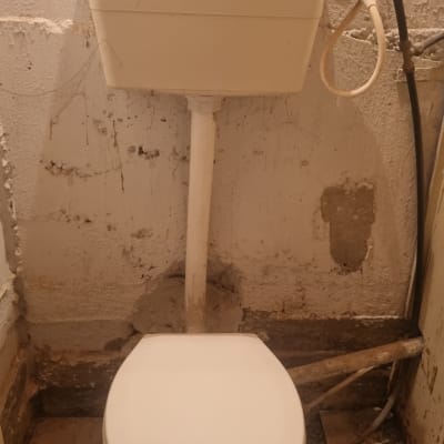 אסלה עם מיכל הדחה וצינורות חיבור