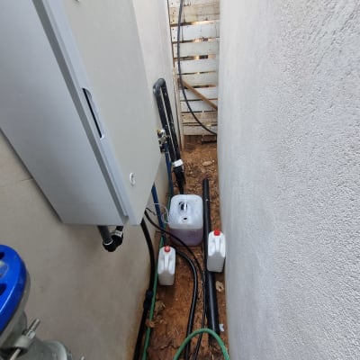 מיכלים וצינורות להשקיה בגינה צרה