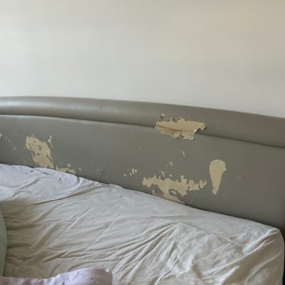 ראש מיטה מרופד עם קילופים ונזק