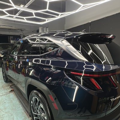 רכב מבריק בחדר תאורה לאחר טיפול דיטיילינג