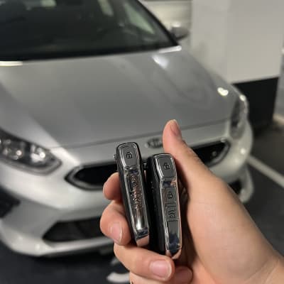 מפתחות רכב מול מכונית בחניון