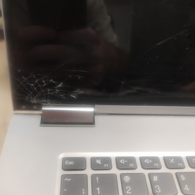 מסך מחשב נייד סדוק ומקלדת חלקית