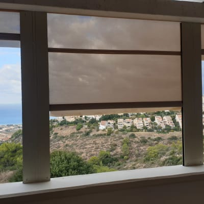 סוככים חיצוניים בצבע בז