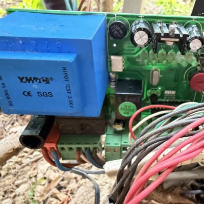 מעגל חשמלי עם חוטים ורכיבים אלקטרוניים