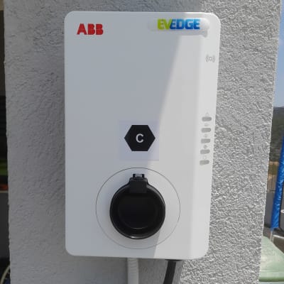 מטען חשמלי עם כבל מחובר לקיר