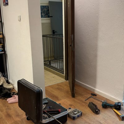 כלים ותיקון דלת בעבודה