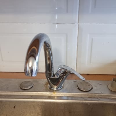 ברז נירוסטה בכיור מטבח עם ידית