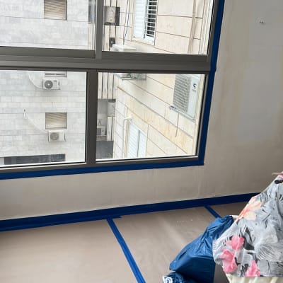 חדר עם קירות צבועים, סרט דבק כחול על הרצפה