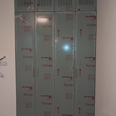 ארון קיר עם דלתות למינציה מותקנות
