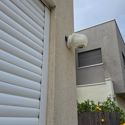 מנורה חיצונית מותקנת על קיר בית