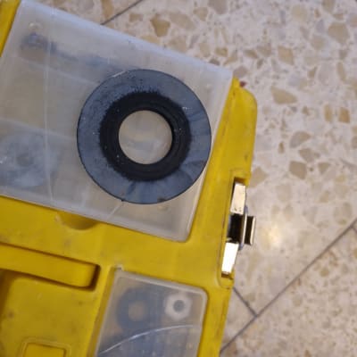 תיבת כלים צהובה עם אטם גומי