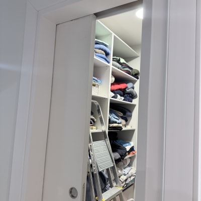 דלת פתוחה עם סולם וארון בגדים