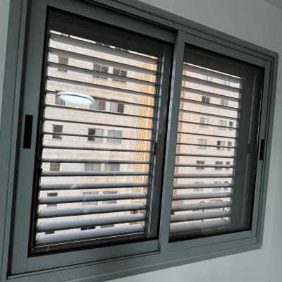 חלון עם תריסים בבניין מגורים