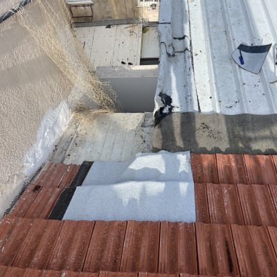 גג עם יריעות איטום ותיקון על רעפים