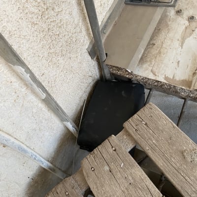 מלכודת עכברים מונחת על רצפה ליד קיר