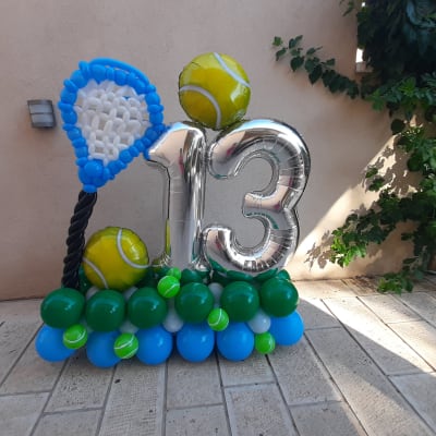 עיצוב בלונים עם מספר 13 ומחבט טניס