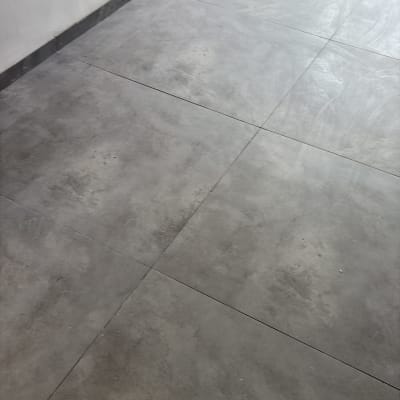 רצפת אריחים אפורה במסדרון