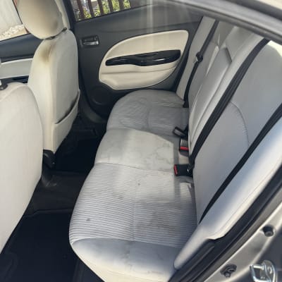 מושב רכב עם כתמים לפני ניקוי