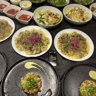 מגוון מנות שף מעוצבות על צלחות שונות