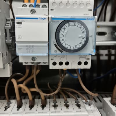 לוח חשמל עם מפסקים וחוטים חשמליים