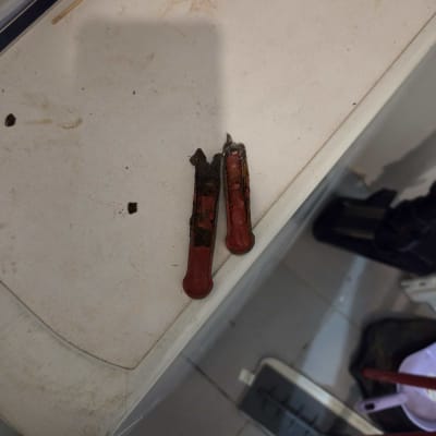 שני חלקים אדומים על משטח לבן